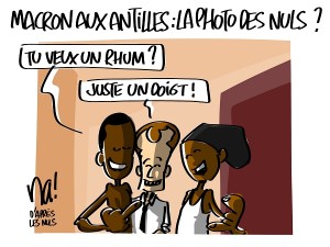 Macron aux Antilles : la photo des Nuls ?